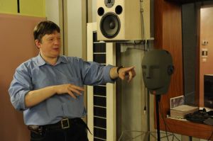 Maurycy Kin during his lecture at the Institute of Acoustics of the Wroclaw Technical University